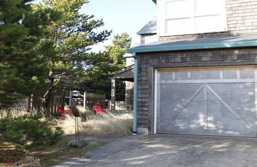 Shorepine Village House | Relaxing Home on the Oregon Coast - Walk to the Beach!
