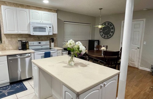 San Jose House | Relaxing Home w/Lg Patio Centrally Located Near Mandarin, San Marco & Downtown
