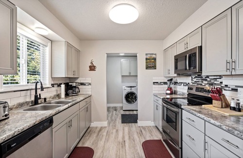 Loveland House | Relaxing Hot Tub! Great for Families or Business - Perfect Location!