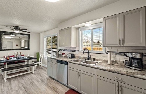 Loveland House | Relaxing Hot Tub! Great for Families or Business - Perfect Location!