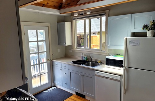 Jamestown Cottage | Relaxing Island Cottage nPrivate setting close to water.