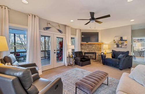 West Union House | Relaxing Lake Front Getaway