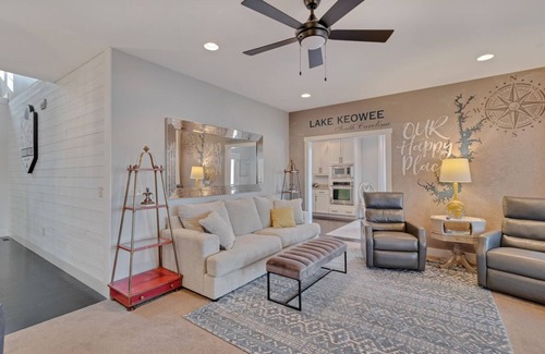 West Union House | Relaxing Lake Front Getaway