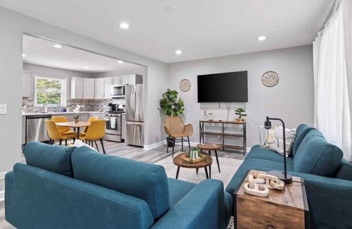 Lake Zurich House | Relaxing Lake Zurich 3BR + Patio | LCP Collection