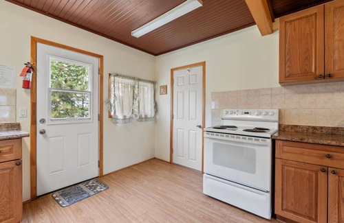 Otonabee-South Monaghan Cabin | Relaxing Lakefront Cabin