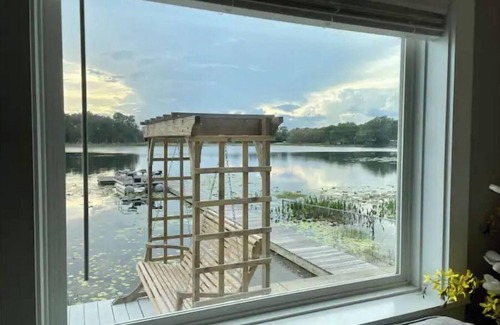 Edgar House | Relaxing Lakefront Cottage