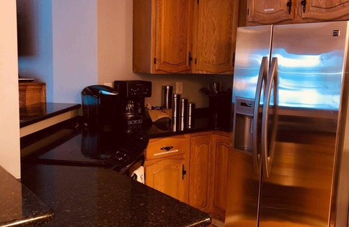 Oxford House | Relaxing Lakefront Cottage with Beautiful Views- 6 Kayaks + KING SIZE BED!
