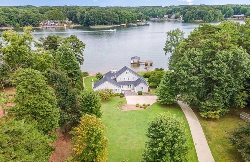 Troutman House | Relaxing Lakefront Home with Brand New Dock and Immaculate Vibes