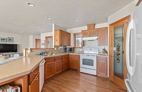 Sturgeon Bay Cottage | Relaxing Lakefront Cottage, Kayaks, Bikes, Fishing