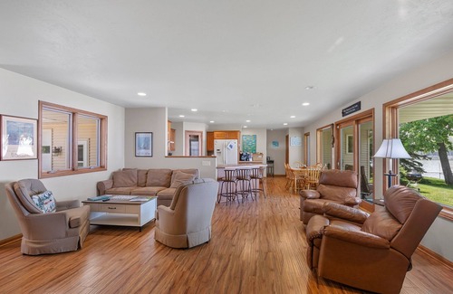 Sturgeon Bay Cottage | Relaxing Lakefront Cottage, Kayaks, Bikes, Fishing