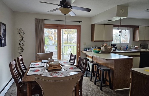 Eastlake House | Relaxing Lakeside Getaway