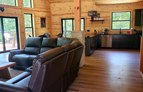 Logan Cabin | Relaxing luxury lodge, 4-bedroom retreat with WiFi, AC in Logan