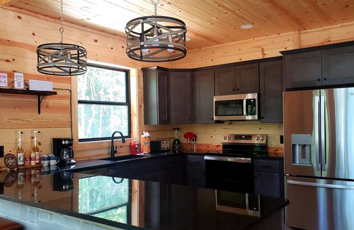 Logan Cabin | Relaxing luxury lodge, 4-bedroom retreat with WiFi, AC in Logan