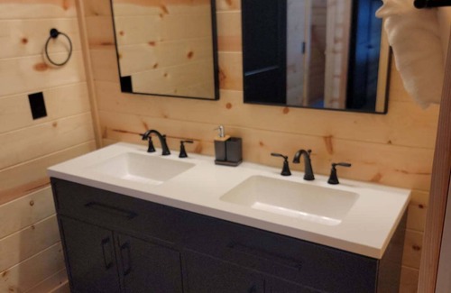 Logan Cabin | Relaxing luxury lodge, 4-bedroom retreat with WiFi, AC in Logan