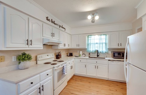 Lynn Haven House | Relaxing Lynn Haven Escape w/Screened Porch!