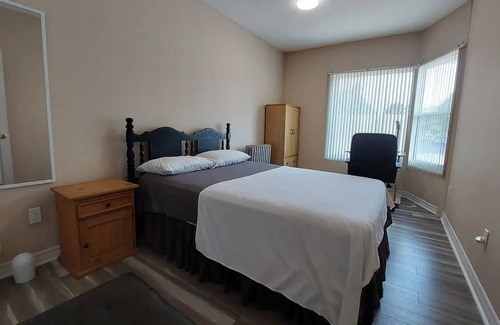 Welland House | Relaxing main Level Unit Minutes to Niagara Falls.