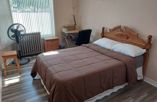 Welland House | Relaxing main Level Unit Minutes to Niagara Falls.