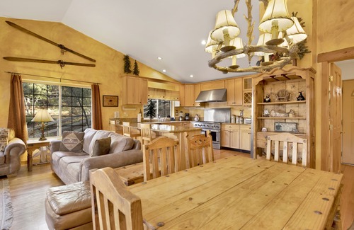 Upper Moonridge Cabin | Relaxing Moonridge Mountain Log Cabin Retreat w/Pool Table