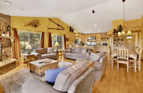 Upper Moonridge Cabin | Relaxing Moonridge Mountain Log Cabin Retreat w/Pool Table