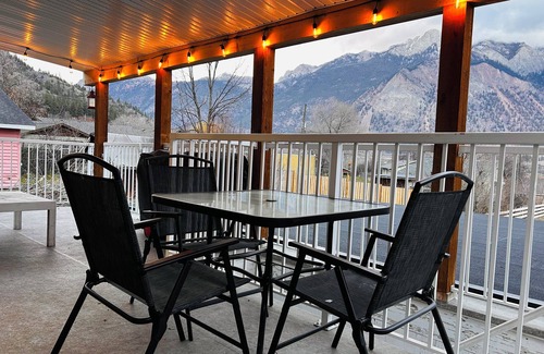 Lillooet House | Relaxing Mountain Getaway with Private Hot Tub