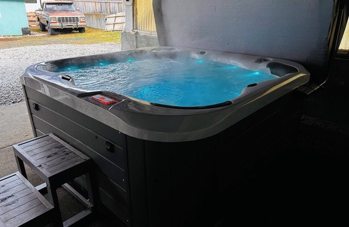 Lillooet House | Relaxing Mountain Getaway with Private Hot Tub