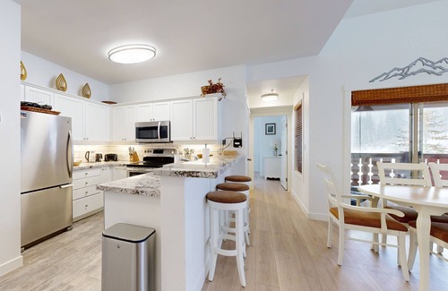 Salt Lake Mountain Resorts Condo | Relaxing mountain-view condo with shared hot tub, pool & more-walk to ski lifts