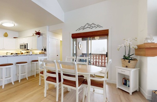 Salt Lake Mountain Resorts Condo | Relaxing mountain-view condo with shared hot tub, pool & more-walk to ski lifts