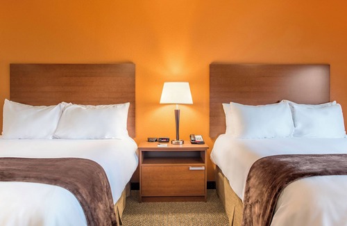 North Aurora Hotel | Relaxing North Aurora Stay | Pet-Friendly, Kitchen & Free Parking