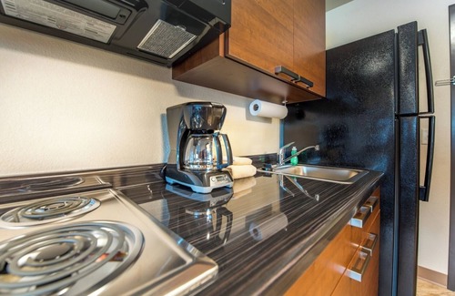 North Aurora Hotel | Relaxing North Aurora Stay | Pet-Friendly, Kitchen & Free Parking