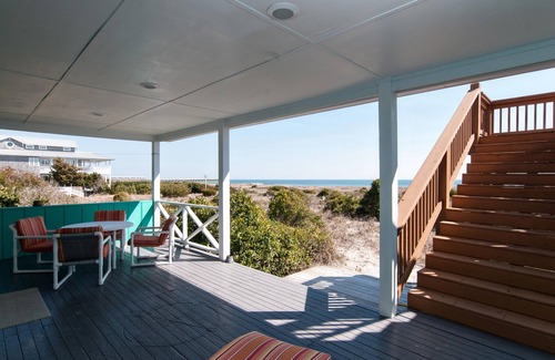 South End House | Relaxing oceanfront duplex with rooftop sun deck!