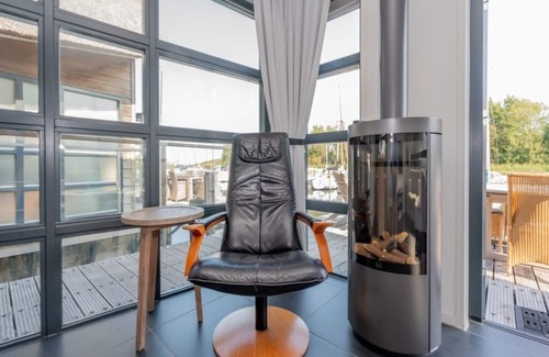 De Heen House | Relaxing on the terrace, unwinding in the sauna, or having drinks by the gas hearth; this water vill