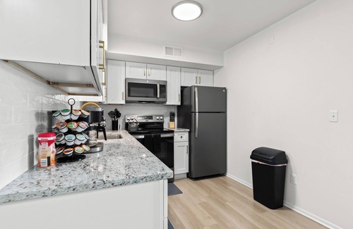 Royal Oak Apartment | Relaxing One-Bedroom Retreat | King Bed | Royal Oak