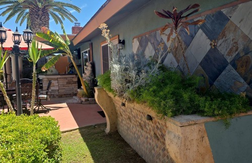 Greenacres House | Relaxing paradise with beautiful green landscaping and pool