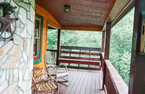 Piney Creek Cabin | Relaxing peaceful cabin retreat