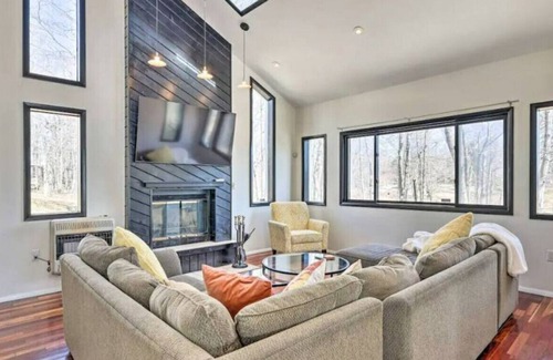 Tobyhanna House | Relaxing Poconos Retreat with Fireplace