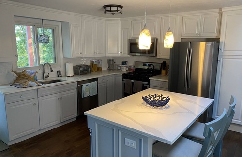 Forestdale House | Relaxing Pond Front Home