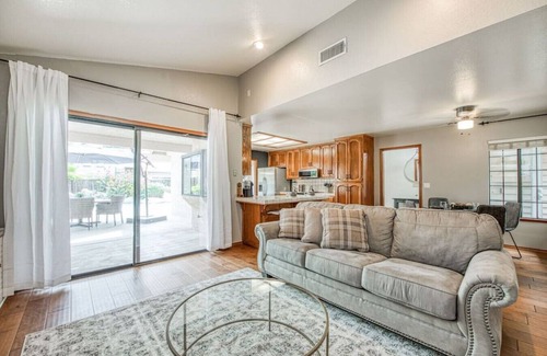 Raisin House | Relaxing Pool Paradise Near Top Attractions