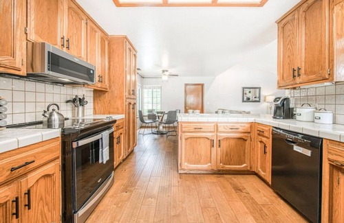 Raisin House | Relaxing Pool Paradise Near Top Attractions