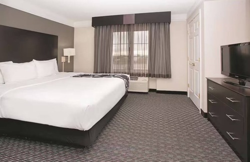 Superstition Springs Hotel | Relaxing Pool View 1BR Suite | Romantic Getaway | Free Continental Breakfast