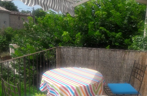 Villes-sur-Auzon Apartment | Relaxing Provence retreat - hike, bike or just drink wine in the sun