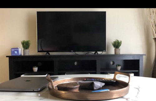 Woodforest Condo | Relaxing Queen Bed Suite/25 Minute Away From Downtown