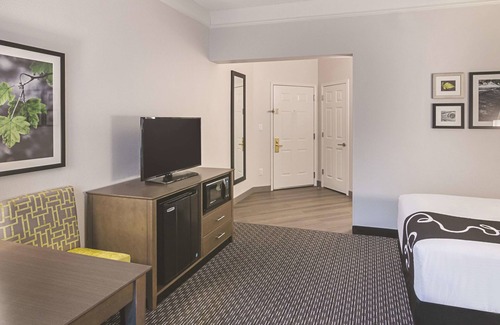Orlando Hotel | Relaxing Queen Room near UCF w/Pool Access – Short Walk