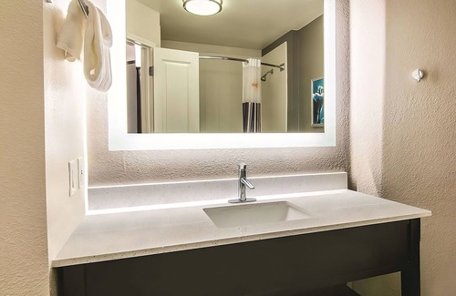 Orlando Hotel | Relaxing Queen Room near UCF w/Pool Access – Short Walk