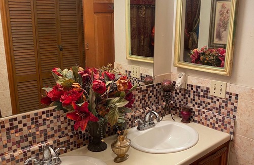 Teaneck House | Relaxing quiet room close to New York City