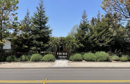 Camarillo House | Relaxing Ranch Style House with Garden and Orchard