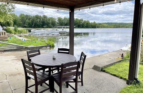 Pinckney House | Relaxing Ranch Style Waterfront Home-30 minutes from Ann Arbor