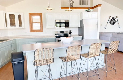Onekama Cottage | Relaxing Refuge: Lakefront Cottage