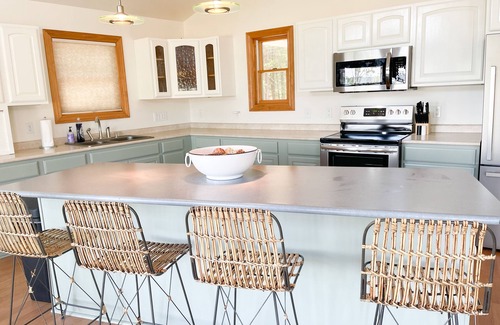 Onekama Cottage | Relaxing Refuge: Lakefront Cottage