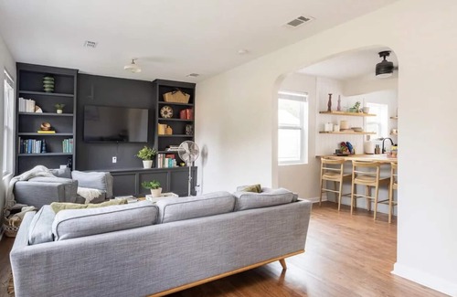 Lakeshore South House | Relaxing, Renovated 2BR Home in Quiet Murray Hill