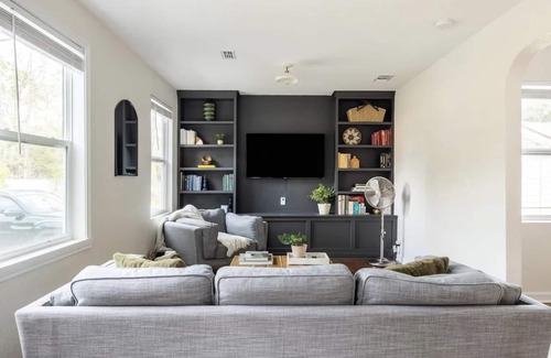 Lakeshore South House | Relaxing, Renovated 2BR Home in Quiet Murray Hill
